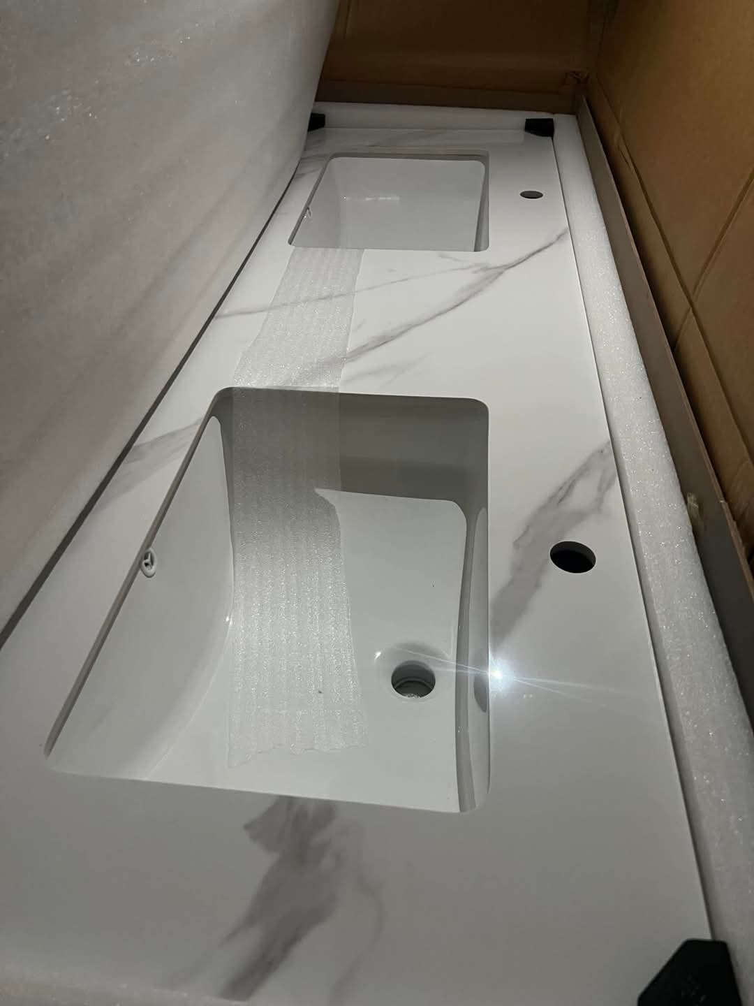 Tocador de baño doble Mercer41 Tanikka de 60" con cubierta de mármol artificial