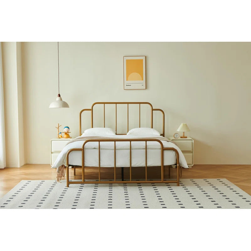 Cama de plataforma de metal Gurtha Queen