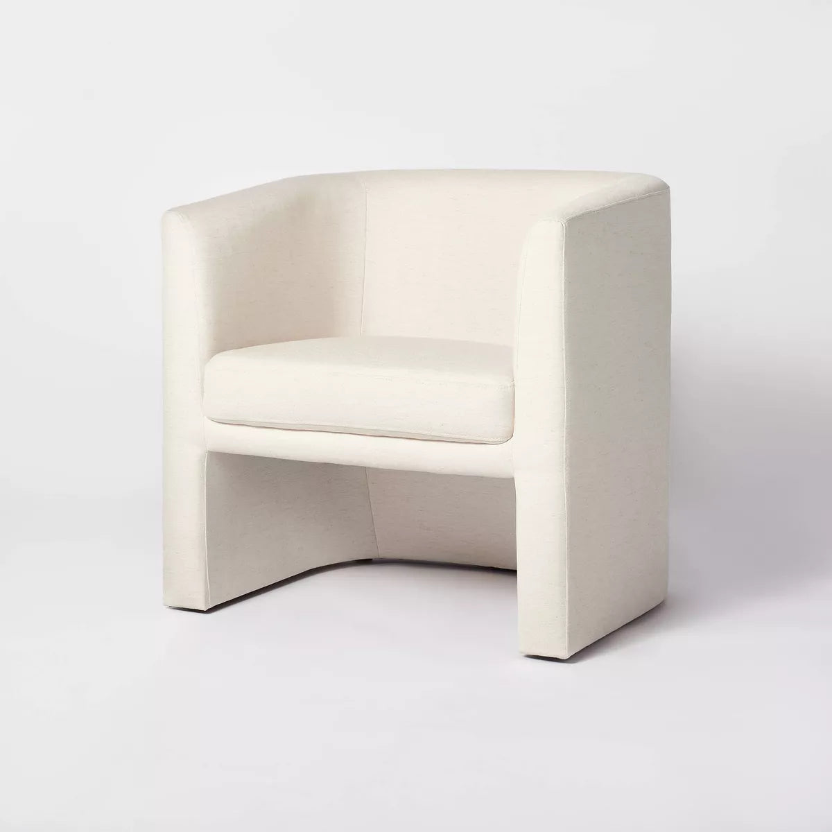 Sillón decorativo con forma de barril tapizado Vernon en lino natural: asiento elegante y cómodo - Threshold diseñado con Studio McGee